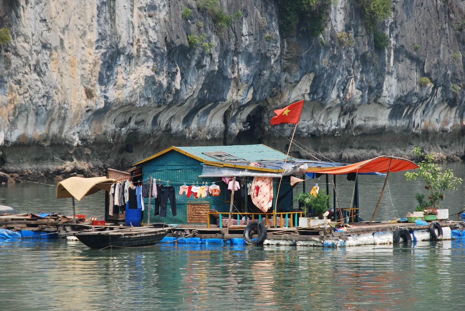 Maison flottante dans la baie d'Halong