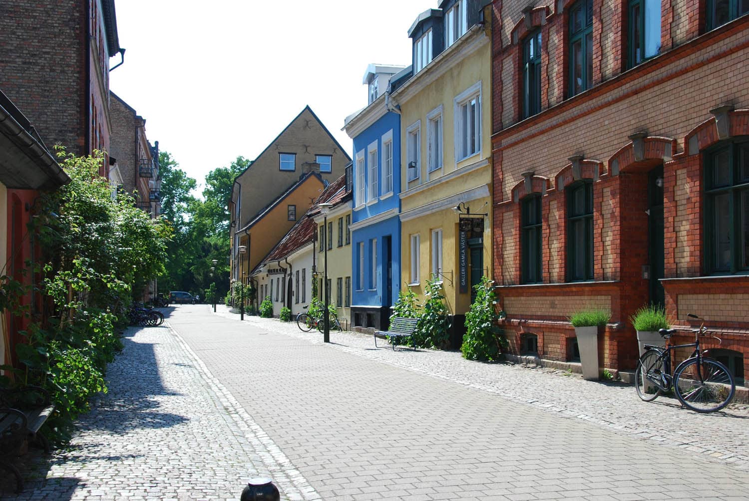 Une rue colorée près du quartier historique