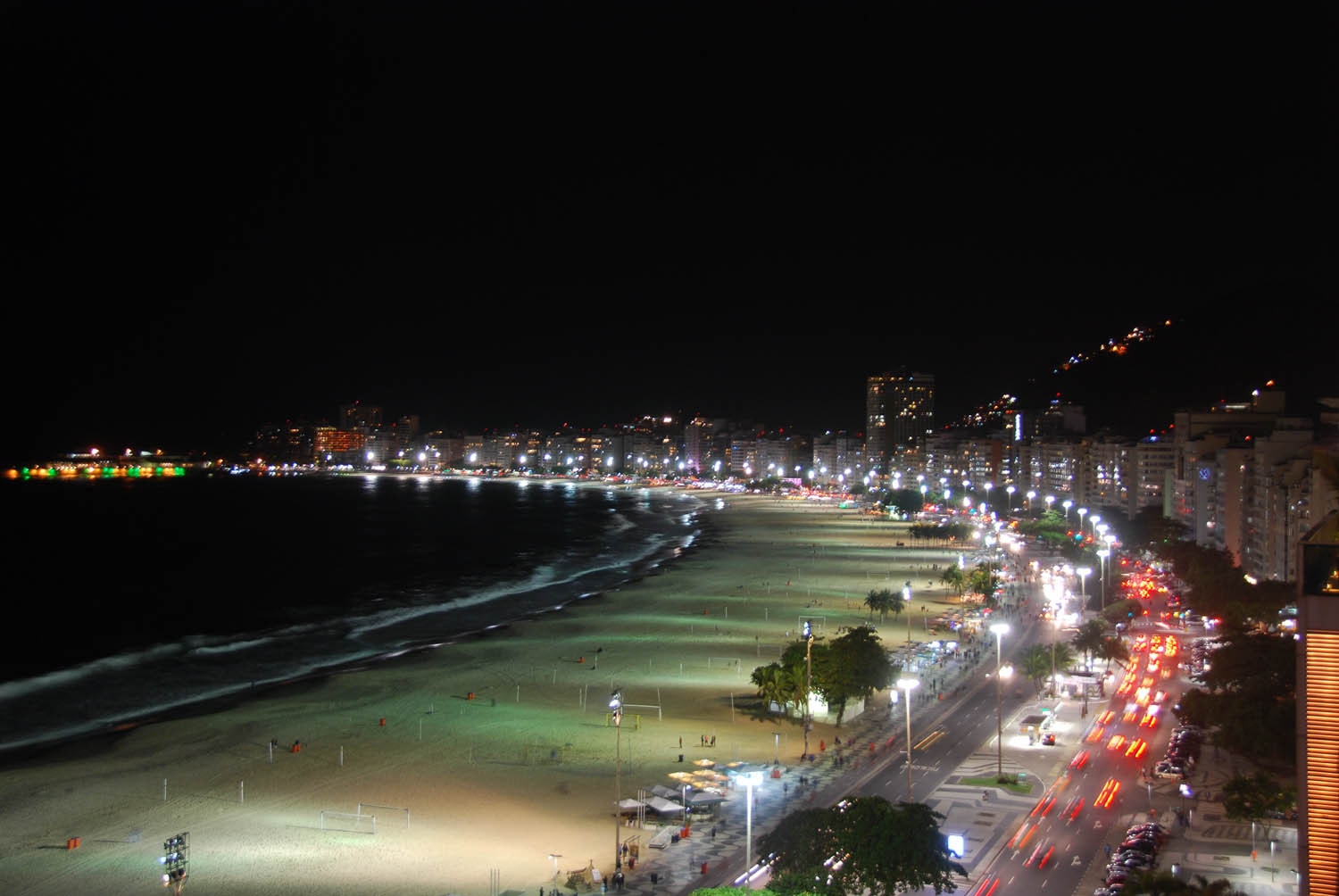 Vue du sommet de notre hôtel sur Copacabana de nuit