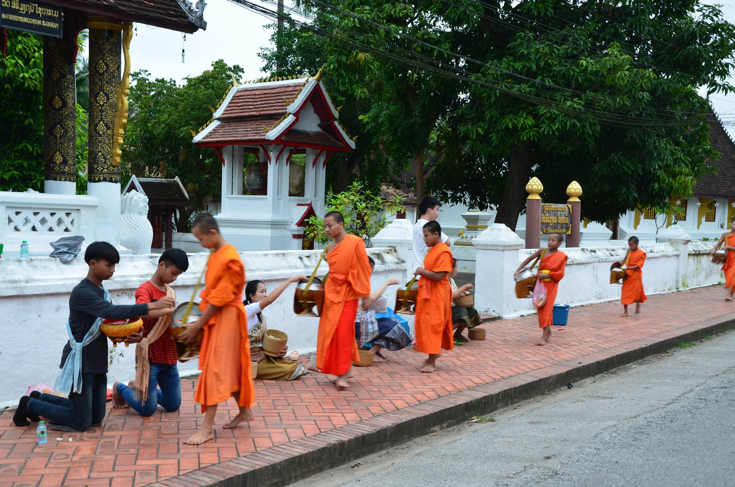 Laos 2018 : Moines Tak bat